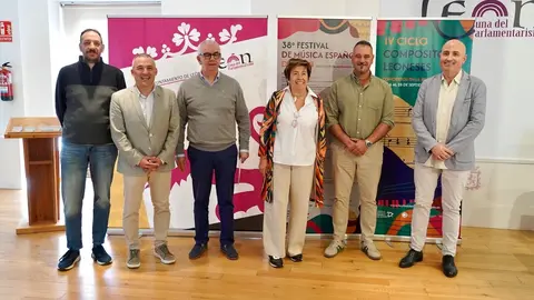 La concejala de Acción y Promoción Cultural de León, Elena Aguado, presenta el 38 Festival de Música Española de León junto a sus organizadores. Foto: Campillo.