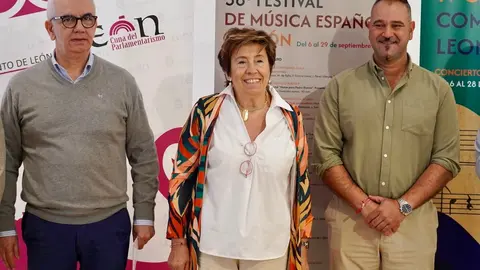 La concejala de Acción y Promoción Cultural de León, Elena Aguado, presenta el 38 Festival de Música Española de León junto a sus organizadores. Foto: Campillo.