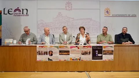La concejala de Acción y Promoción Cultural de León, Elena Aguado, presenta el 38 Festival de Música Española de León junto a sus organizadores. Foto: Campillo.