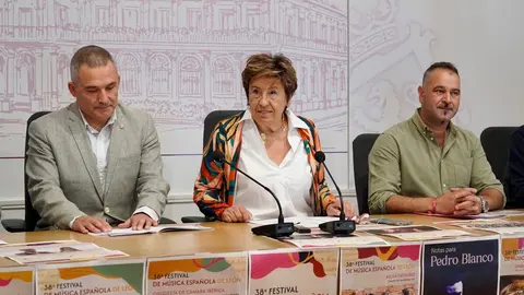 La concejala de Acción y Promoción Cultural de León, Elena Aguado, presenta el 38 Festival de Música Española de León junto a sus organizadores. Foto: Campillo.