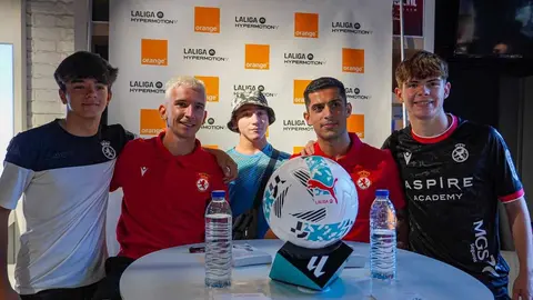 La firma de autógrafos de Bicho y Chacón en el centro de León provoca enormes colas, cientos de aficionados esperando por los jugadores y desborda todas las previsiones.