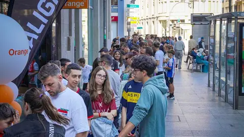 La firma de autógrafos de Bicho y Chacón en el centro de León provoca enormes colas, cientos de aficionados esperando por los jugadores y desborda todas las previsiones.