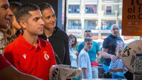 La firma de autógrafos de Bicho y Chacón en el centro de León provoca enormes colas, cientos de aficionados esperando por los jugadores y desborda todas las previsiones.