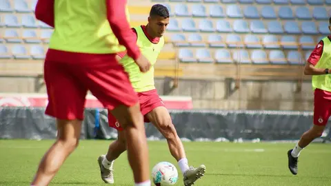 La plantilla de la Cultural se queda sin campo de entrenamiento por un hongo en Puente Castro. El césped del campo número 1 ha quedado inutilizable y el club busca soluciones urgentes para preparar su partido ante el Leganés. En la imagen, uno de los entrenamientos en el Reino de León. Fotos: CyDLeonesa