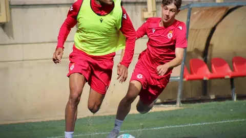 La plantilla de la Cultural se queda sin campo de entrenamiento por un hongo en Puente Castro. El césped del campo número 1 ha quedado inutilizable y el club busca soluciones urgentes para preparar su partido ante el Leganés. En la imagen, uno de los entrenamientos en el Reino de León. Fotos: CyDLeonesa
