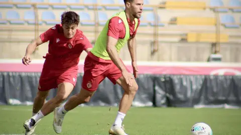La plantilla de la Cultural se queda sin campo de entrenamiento por un hongo en Puente Castro. El césped del campo número 1 ha quedado inutilizable y el club busca soluciones urgentes para preparar su partido ante el Leganés. En la imagen, uno de los entrenamientos en el Reino de León. Fotos: CyDLeonesa