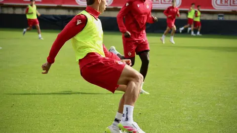 La plantilla de la Cultural se queda sin campo de entrenamiento por un hongo en Puente Castro. El césped del campo número 1 ha quedado inutilizable y el club busca soluciones urgentes para preparar su partido ante el Leganés. En la imagen, uno de los entrenamientos en el Reino de León. Fotos: CyDLeonesa