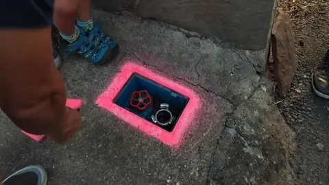 Taranilla se organiza frente al fuego tras los últimos incendios. Vecinos de la localidad revisan el material contraincendios, aprenden a usar bocas de riego y piden reforzar la seguridad con detectores de humo. Foto: Borja Fernández