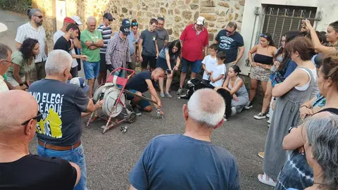 Taranilla se organiza frente al fuego tras los últimos incendios. Vecinos de la localidad revisan el material contraincendios, aprenden a usar bocas de riego y piden reforzar la seguridad con detectores de humo. Foto: Miren Duñabeitia