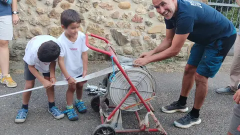 Taranilla se organiza frente al fuego tras los últimos incendios. Vecinos de la localidad revisan el material contraincendios, aprenden a usar bocas de riego y piden reforzar la seguridad con detectores de humo. Foto: Miren Duñabeitia