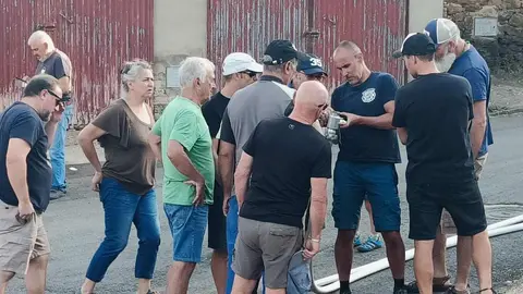 Taranilla se organiza frente al fuego tras los últimos incendios. Vecinos de la localidad revisan el material contraincendios, aprenden a usar bocas de riego y piden reforzar la seguridad con detectores de humo. Foto: Miren Duñabeitia