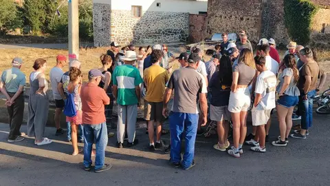 Taranilla se organiza frente al fuego tras los últimos incendios. Vecinos de la localidad revisan el material contraincendios, aprenden a usar bocas de riego y piden reforzar la seguridad con detectores de humo. Foto: Miren Duñabeitia