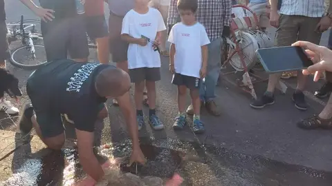 Taranilla se organiza frente al fuego tras los últimos incendios. Vecinos de la localidad revisan el material contraincendios, aprenden a usar bocas de riego y piden reforzar la seguridad con detectores de humo. Foto: Borja Fernández