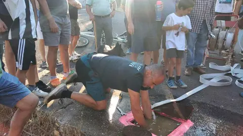 Taranilla se organiza frente al fuego tras los últimos incendios. Vecinos de la localidad revisan el material contraincendios, aprenden a usar bocas de riego y piden reforzar la seguridad con detectores de humo. Foto: Borja Fernández