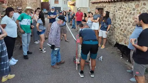 Taranilla se organiza frente al fuego tras los últimos incendios. Vecinos de la localidad revisan el material contraincendios, aprenden a usar bocas de riego y piden reforzar la seguridad con detectores de humo. Foto: Borja Fernández