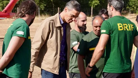 El presidente del Gobierno, Pedro Sánchez, visita la base de la Brigada de Refuerzo en Incendios Forestales, Brif, de Tabuyo del Monte. Fotos: Campillo