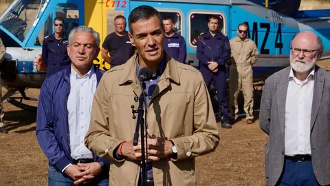 El presidente del Gobierno, Pedro Sánchez, visita la base de la Brigada de Refuerzo en Incendios Forestales, Brif, de Tabuyo del Monte. Fotos: Campillo