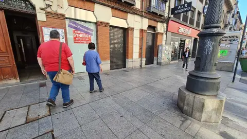 La avenida Ordoño II acoge la apertura de la firma sevillana Álvaro Moreno, en el antiguo local de Bershka, mientras la ciudad se despide de Inside.