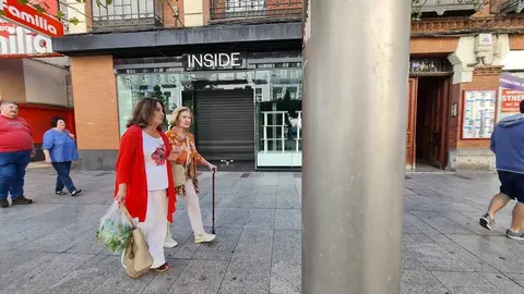 La avenida Ordoño II acoge la apertura de la firma sevillana Álvaro Moreno, en el antiguo local de Bershka, mientras la ciudad se despide de Inside.