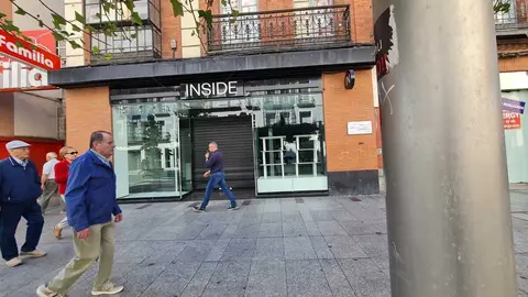 La avenida Ordoño II acoge la apertura de la firma sevillana Álvaro Moreno, en el antiguo local de Bershka, mientras la ciudad se despide de Inside.