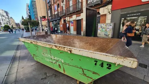 La avenida Ordoño II acoge la apertura de la firma sevillana Álvaro Moreno, en el antiguo local de Bershka, mientras la ciudad se despide de Inside.