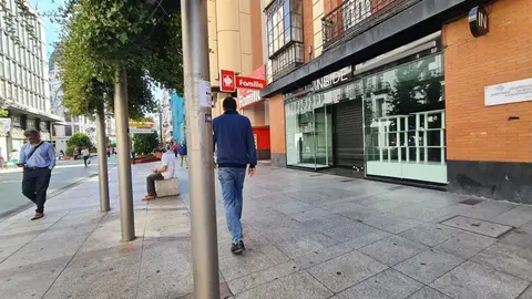 La avenida Ordoño II acoge la apertura de la firma sevillana Álvaro Moreno, en el antiguo local de Bershka, mientras la ciudad se despide de Inside.