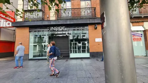 La avenida Ordoño II acoge la apertura de la firma sevillana Álvaro Moreno, en el antiguo local de Bershka, mientras la ciudad se despide de Inside.