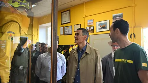 El presidente del Gobierno, Pedro Sánchez, visita la base de la Brigada de Refuerzo en Incendios Forestales, Brif, de Tabuyo del Monte.