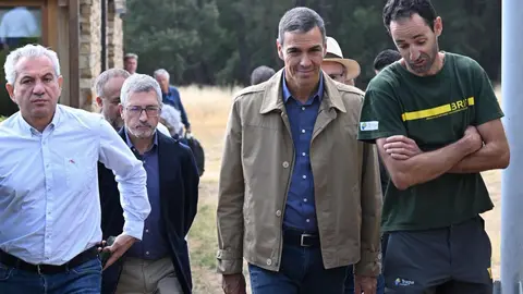 El presidente del Gobierno, Pedro Sánchez, visita la base de la Brigada de Refuerzo en Incendios Forestales, Brif, de Tabuyo del Monte.