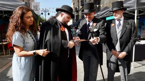 La plaza de San Marcelo se convirtió este viernes en un escenario de época para acoger la inauguración de la IV Feria Modernista de León, un evento que cada septiembre transforma el entorno de la Casa Botines Gaudí. Centenares de personas asistieron a un acto que tuvo como gran protagonista al cineasta leonés Néstor López, ganador de tres premios Goya, que fue proclamado mantenedor de esta edición. Fotos: Campillo  M.A.| García