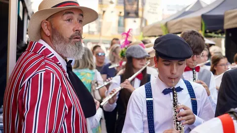 La plaza de San Marcelo se convirtió este viernes en un escenario de época para acoger la inauguración de la IV Feria Modernista de León, un evento que cada septiembre transforma el entorno de la Casa Botines Gaudí. Centenares de personas asistieron a un acto que tuvo como gran protagonista al cineasta leonés Néstor López, ganador de tres premios Goya, que fue proclamado mantenedor de esta edición. Fotos: Campillo  M.A.| García
