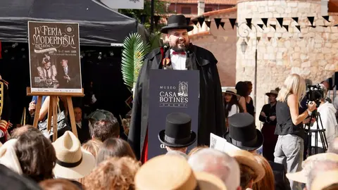 La plaza de San Marcelo se convirtió este viernes en un escenario de época para acoger la inauguración de la IV Feria Modernista de León, un evento que cada septiembre transforma el entorno de la Casa Botines Gaudí. Centenares de personas asistieron a un acto que tuvo como gran protagonista al cineasta leonés Néstor López, ganador de tres premios Goya, que fue proclamado mantenedor de esta edición. Fotos: Campillo  M.A.| García