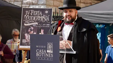 La plaza de San Marcelo se convirtió este viernes en un escenario de época para acoger la inauguración de la IV Feria Modernista de León, un evento que cada septiembre transforma el entorno de la Casa Botines Gaudí. Centenares de personas asistieron a un acto que tuvo como gran protagonista al cineasta leonés Néstor López, ganador de tres premios Goya, que fue proclamado mantenedor de esta edición. Fotos: Campillo  M.A.| García