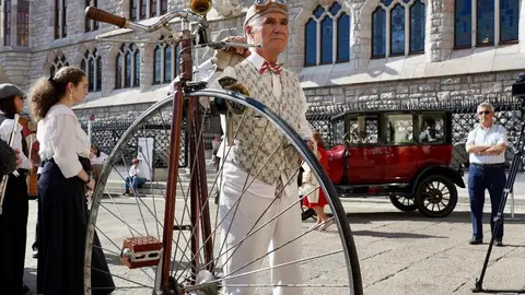 La plaza de San Marcelo se convirtió este viernes en un escenario de época para acoger la inauguración de la IV Feria Modernista de León, un evento que cada septiembre transforma el entorno de la Casa Botines Gaudí. Centenares de personas asistieron a un acto que tuvo como gran protagonista al cineasta leonés Néstor López, ganador de tres premios Goya, que fue proclamado mantenedor de esta edición. Fotos: Campillo  M.A.| García