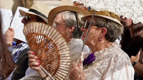 La plaza de San Marcelo se convirtió este viernes en un escenario de época para acoger la inauguración de la IV Feria Modernista de León, un evento que cada septiembre transforma el entorno de la Casa Botines Gaudí. Centenares de personas asistieron a un acto que tuvo como gran protagonista al cineasta leonés Néstor López, ganador de tres premios Goya, que fue proclamado mantenedor de esta edición. Fotos: Campillo  M.A.| García
