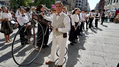 La plaza de San Marcelo se convirtió este viernes en un escenario de época para acoger la inauguración de la IV Feria Modernista de León, un evento que cada septiembre transforma el entorno de la Casa Botines Gaudí. Centenares de personas asistieron a un acto que tuvo como gran protagonista al cineasta leonés Néstor López, ganador de tres premios Goya, que fue proclamado mantenedor de esta edición. Fotos: Campillo  M.A.| García