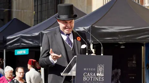 La plaza de San Marcelo se convirtió este viernes en un escenario de época para acoger la inauguración de la IV Feria Modernista de León, un evento que cada septiembre transforma el entorno de la Casa Botines Gaudí. Centenares de personas asistieron a un acto que tuvo como gran protagonista al cineasta leonés Néstor López, ganador de tres premios Goya, que fue proclamado mantenedor de esta edición. Fotos: Campillo  M.A.| García