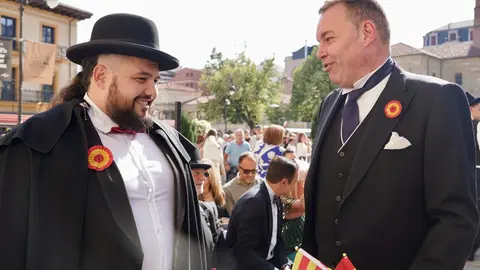 La plaza de San Marcelo se convirtió este viernes en un escenario de época para acoger la inauguración de la IV Feria Modernista de León, un evento que cada septiembre transforma el entorno de la Casa Botines Gaudí. Centenares de personas asistieron a un acto que tuvo como gran protagonista al cineasta leonés Néstor López, ganador de tres premios Goya, que fue proclamado mantenedor de esta edición. Fotos: Campillo  M.A.| García