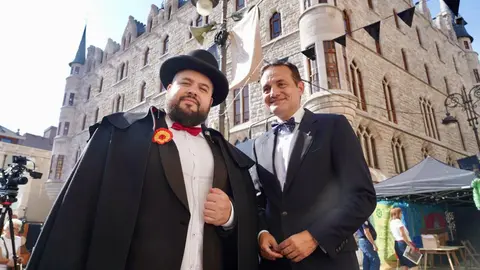 La plaza de San Marcelo se convirtió este viernes en un escenario de época para acoger la inauguración de la IV Feria Modernista de León, un evento que cada septiembre transforma el entorno de la Casa Botines Gaudí. Centenares de personas asistieron a un acto que tuvo como gran protagonista al cineasta leonés Néstor López, ganador de tres premios Goya, que fue proclamado mantenedor de esta edición. Fotos: Campillo  M.A.| García