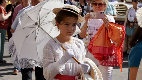 La plaza de San Marcelo se convirtió este viernes en un escenario de época para acoger la inauguración de la IV Feria Modernista de León, un evento que cada septiembre transforma el entorno de la Casa Botines Gaudí. Centenares de personas asistieron a un acto que tuvo como gran protagonista al cineasta leonés Néstor López, ganador de tres premios Goya, que fue proclamado mantenedor de esta edición. Fotos: Campillo  M.A.| García