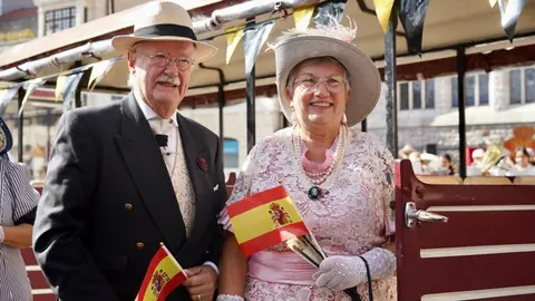 La plaza de San Marcelo se convirtió este viernes en un escenario de época para acoger la inauguración de la IV Feria Modernista de León, un evento que cada septiembre transforma el entorno de la Casa Botines Gaudí. Centenares de personas asistieron a un acto que tuvo como gran protagonista al cineasta leonés Néstor López, ganador de tres premios Goya, que fue proclamado mantenedor de esta edición. Fotos: Campillo  M.A.| García