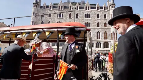 La plaza de San Marcelo se convirtió este viernes en un escenario de época para acoger la inauguración de la IV Feria Modernista de León, un evento que cada septiembre transforma el entorno de la Casa Botines Gaudí. Centenares de personas asistieron a un acto que tuvo como gran protagonista al cineasta leonés Néstor López, ganador de tres premios Goya, que fue proclamado mantenedor de esta edición. Fotos: Campillo  M.A.| García