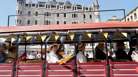 La plaza de San Marcelo se convirtió este viernes en un escenario de época para acoger la inauguración de la IV Feria Modernista de León, un evento que cada septiembre transforma el entorno de la Casa Botines Gaudí. Centenares de personas asistieron a un acto que tuvo como gran protagonista al cineasta leonés Néstor López, ganador de tres premios Goya, que fue proclamado mantenedor de esta edición. Fotos: Campillo  M.A.| García