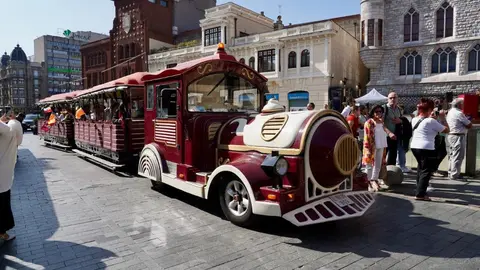 La plaza de San Marcelo se convirtió este viernes en un escenario de época para acoger la inauguración de la IV Feria Modernista de León, un evento que cada septiembre transforma el entorno de la Casa Botines Gaudí. Centenares de personas asistieron a un acto que tuvo como gran protagonista al cineasta leonés Néstor López, ganador de tres premios Goya, que fue proclamado mantenedor de esta edición. Fotos: Campillo  M.A.| García