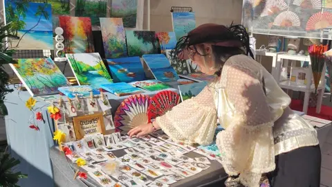 La plaza de San Marcelo se convirtió este viernes en un escenario de época para acoger la inauguración de la IV Feria Modernista de León, un evento que cada septiembre transforma el entorno de la Casa Botines Gaudí. Centenares de personas asistieron a un acto que tuvo como gran protagonista al cineasta leonés Néstor López, ganador de tres premios Goya, que fue proclamado mantenedor de esta edición. Fotos: Campillo  M.A.| García