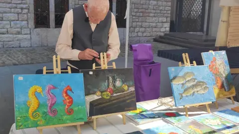 La plaza de San Marcelo se convirtió este viernes en un escenario de época para acoger la inauguración de la IV Feria Modernista de León, un evento que cada septiembre transforma el entorno de la Casa Botines Gaudí. Centenares de personas asistieron a un acto que tuvo como gran protagonista al cineasta leonés Néstor López, ganador de tres premios Goya, que fue proclamado mantenedor de esta edición. Fotos: Campillo  M.A.| García