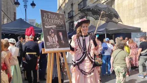 La plaza de San Marcelo se convirtió este viernes en un escenario de época para acoger la inauguración de la IV Feria Modernista de León, un evento que cada septiembre transforma el entorno de la Casa Botines Gaudí. Centenares de personas asistieron a un acto que tuvo como gran protagonista al cineasta leonés Néstor López, ganador de tres premios Goya, que fue proclamado mantenedor de esta edición. Fotos: Campillo  M.A.| García