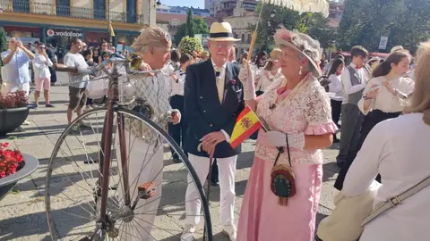 La plaza de San Marcelo se convirtió este viernes en un escenario de época para acoger la inauguración de la IV Feria Modernista de León, un evento que cada septiembre transforma el entorno de la Casa Botines Gaudí. Centenares de personas asistieron a un acto que tuvo como gran protagonista al cineasta leonés Néstor López, ganador de tres premios Goya, que fue proclamado mantenedor de esta edición. Fotos: Campillo  M.A.| García