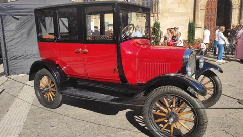 La plaza de San Marcelo se convirtió este viernes en un escenario de época para acoger la inauguración de la IV Feria Modernista de León, un evento que cada septiembre transforma el entorno de la Casa Botines Gaudí. Centenares de personas asistieron a un acto que tuvo como gran protagonista al cineasta leonés Néstor López, ganador de tres premios Goya, que fue proclamado mantenedor de esta edición. Fotos: Campillo  M.A.| García