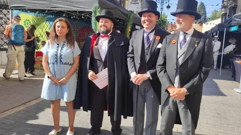 La plaza de San Marcelo se convirtió este viernes en un escenario de época para acoger la inauguración de la IV Feria Modernista de León, un evento que cada septiembre transforma el entorno de la Casa Botines Gaudí. Centenares de personas asistieron a un acto que tuvo como gran protagonista al cineasta leonés Néstor López, ganador de tres premios Goya, que fue proclamado mantenedor de esta edición. Fotos: Campillo  M.A.| García